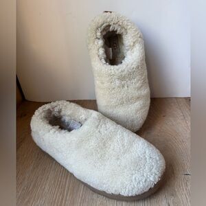 🔥UGG🔥 Classic White Fur Booties sz 9 Price Firm!